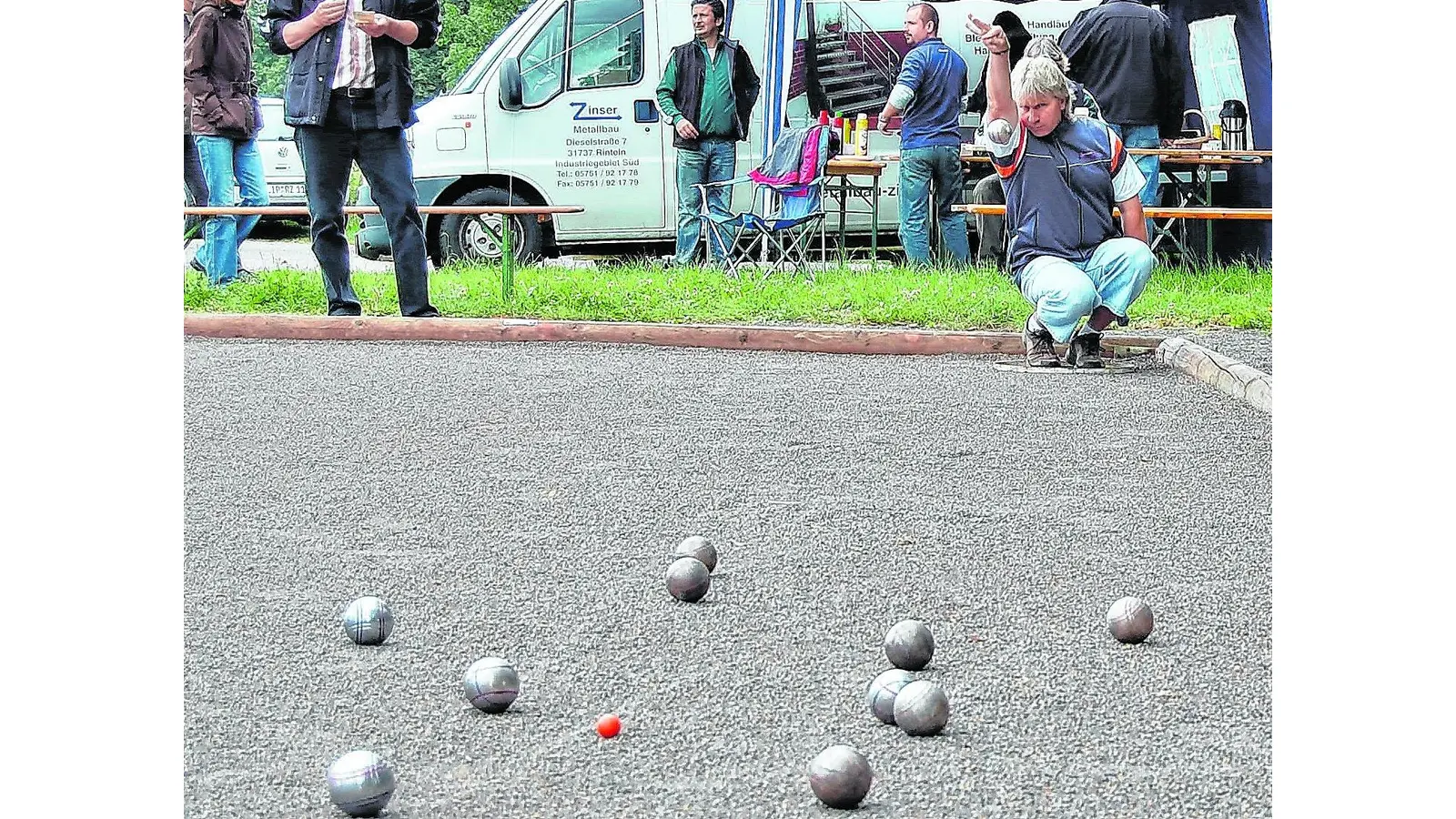 Die Kugeln ganz dicht an das Schweinchen legen (Foto: ste)