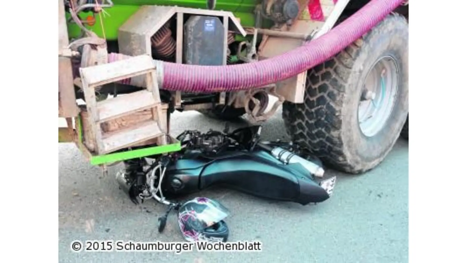 Biker gerät unter Güllefass (Foto: us)