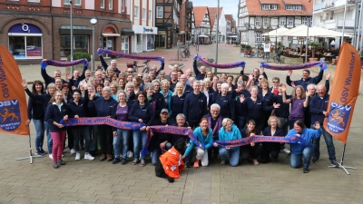 Zahlreiche Mitglieder des OSV haben sich zum Gruppenbild vor der Marktkirche getroffen.  (Foto: gi)