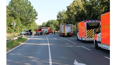 Nach der Kollision rückte die Feuerwehr mit mehreren Fahrzeugen an.  (Foto: Polizei Minden-Lübbecke)