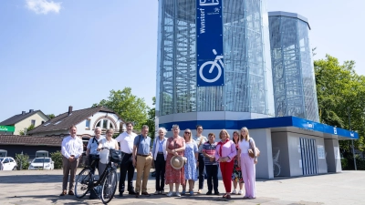 Vor dem Biketower: Vertreter von CDU und FDP in der Regionsversammlung sowie Mitarbeiter der Stadt und der Region Hannover im Sommer 2024.  (Archivbild: privat)