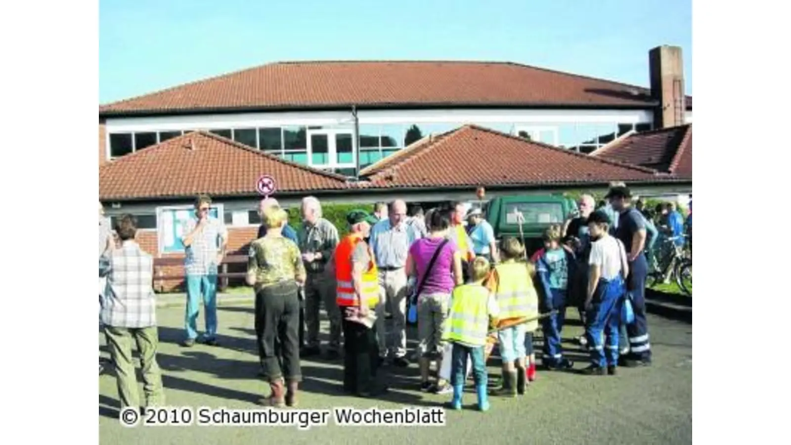 Einwohner sammeln Müll (Foto: red)