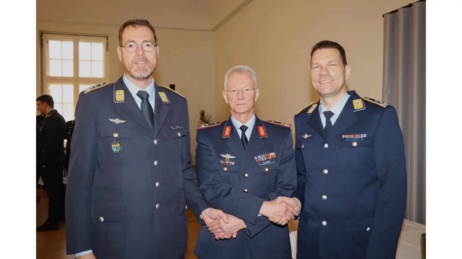 Generalmajor Peter Klement verabschiedet Oberst Christian John (li.) und begrüßt als neuen Kommodore Oberst Markus Knoll (re.).  (Foto: gi)