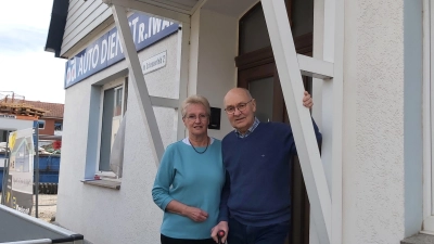 Marlis und Erhard Meyer vor ihrem ehemaligen Wohnhaus mit Werkstatt in Lauenau. (Foto: gk)