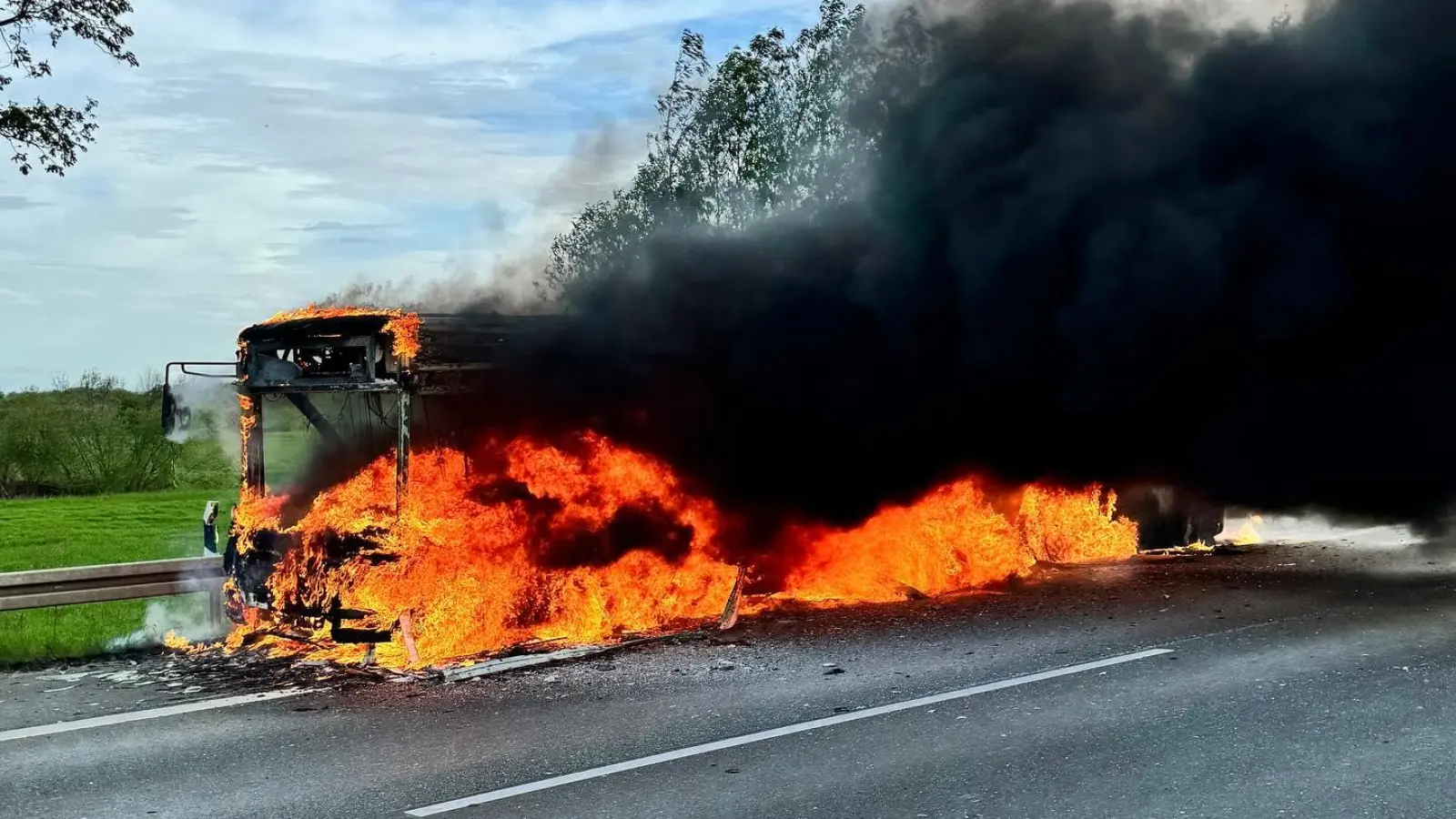 In Vollbrand: Ein Bus auf der A2. (Foto: Ortsfeuerwehr Dedensen)