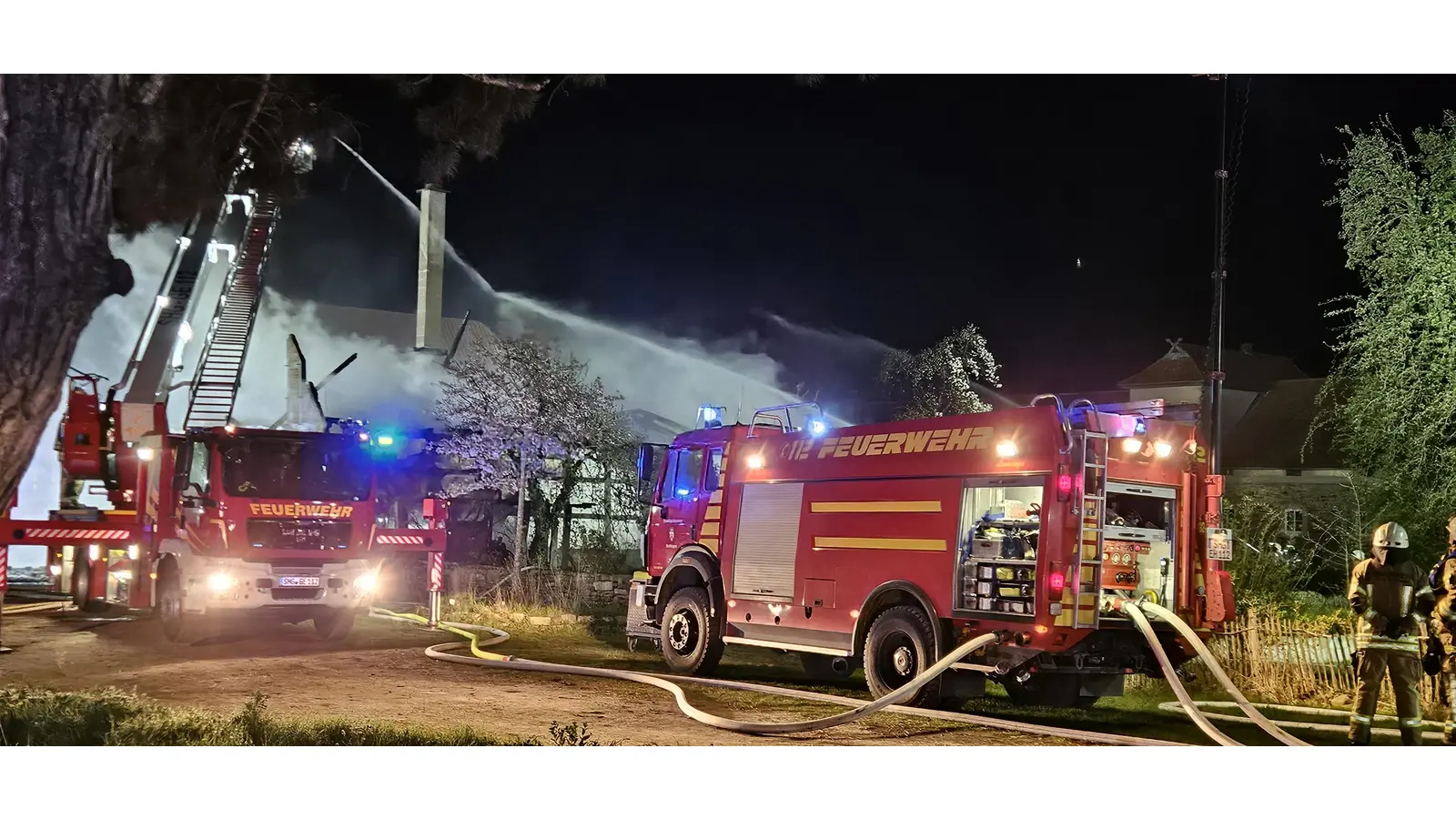Feuerwehrleute bekämpfen den Großbrand auf dem Rittergut Remeringhausen.  (Foto: Kreisfeuerwehr)