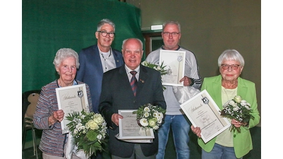 Torsten Meyer (2. v. li.) ehrt Christa Grädener (75 Jahre), Friedrich Hardekopf (75 Jahre), Jörg Frehe in Vertretung für seine Mutter Inki Frehe (75 Jahre) und Inge Bock (70 Jahre) für die langjährige Vereintreue. (Foto: wk)