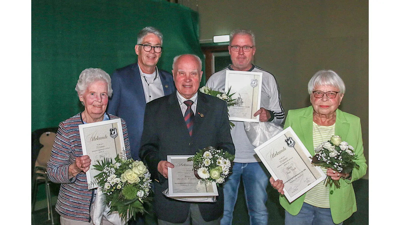 Torsten Meyer (2. v. li.) ehrt Christa Grädener (75 Jahre), Friedrich Hardekopf (75 Jahre), Jörg Frehe in Vertretung für seine Mutter Inki Frehe (75 Jahre) und Inge Bock (70 Jahre) für die langjährige Vereintreue. (Foto: wk)