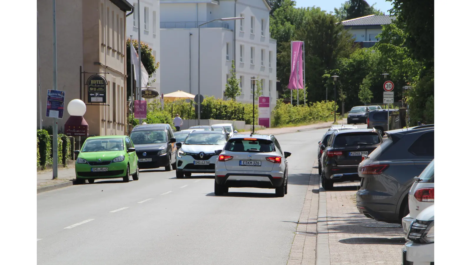 Regelmäßig wird es brenzlig in Herminenstraße und Ulmenallee - die Straße ist zu eng für den vielen Verkehr und das Tempo-30-Schild vor dem Seniorenheim wird gerne übersehen - für die Anwohner und die Initiative ist die Situation untragbar, daher fordern sie umfassende Maßnahmen. (Foto: nh)