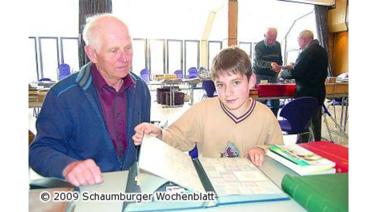 Briefmarkensammler treffen sich zum regen Austausch (Foto: ste)