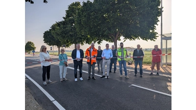 Jens Meier (Ortsbürgermeister Scheie), Markus Brockmann (NLStBV), Axel Wohlgemuth (Bürgermeister Stadt Bückeburg), Marcel Schwentker (Firma Stohlmann) und Felix Wells (Ingenieurbüro Kruse). (Foto: privat)