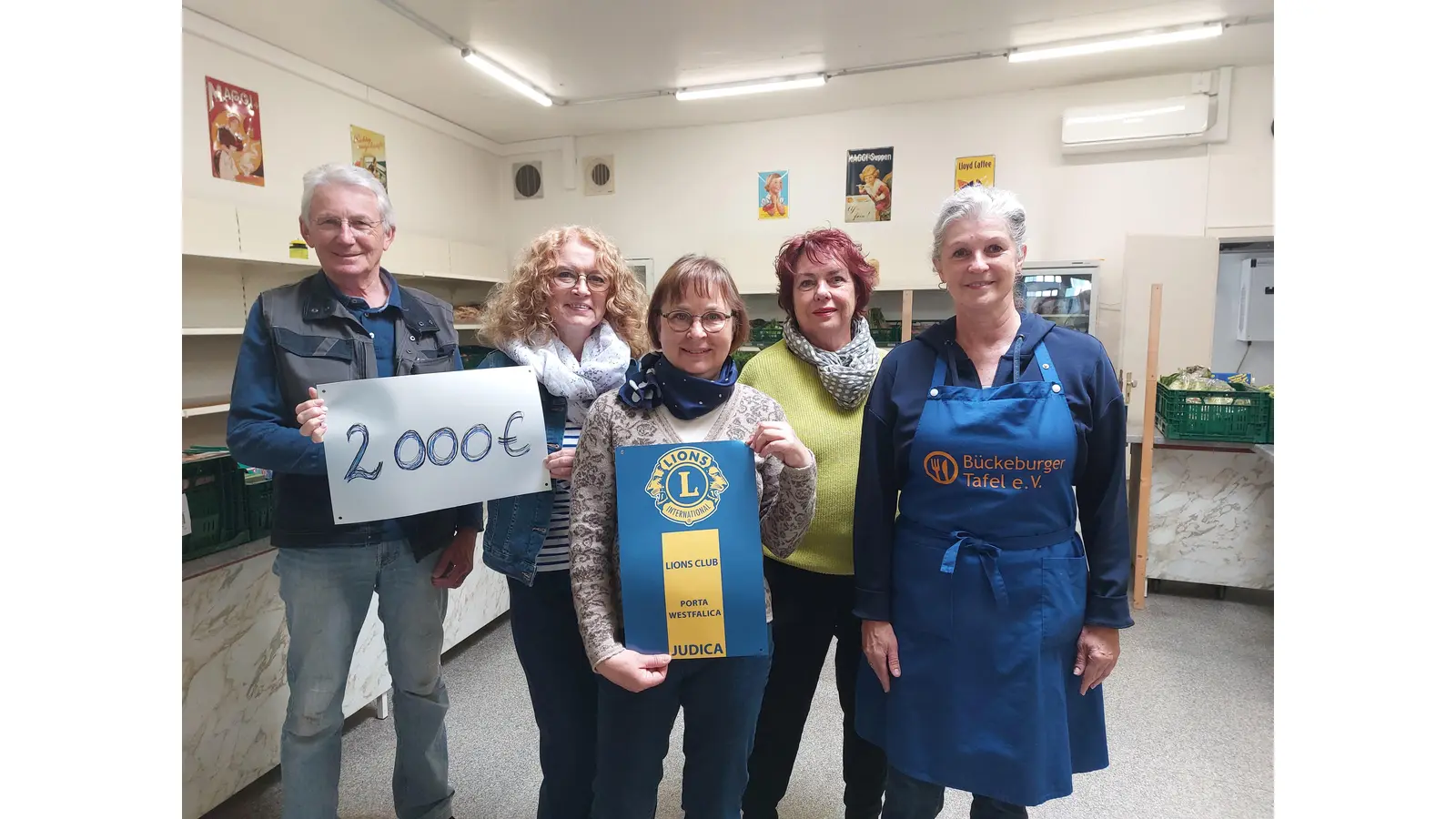 Christine Baumgärtner (re.) und Karl-Dietrich Schmidt (v.li.) von der Bückeburger Tafel freuen sich über die großzügige Spende aus dem Keksverkauf, die die Lions Club-Mitglieder Heidje Ahrendt-Struckmeier, Dr. Christiane Wilkening und Ulla Giesberg überbringen. (Foto: nh)