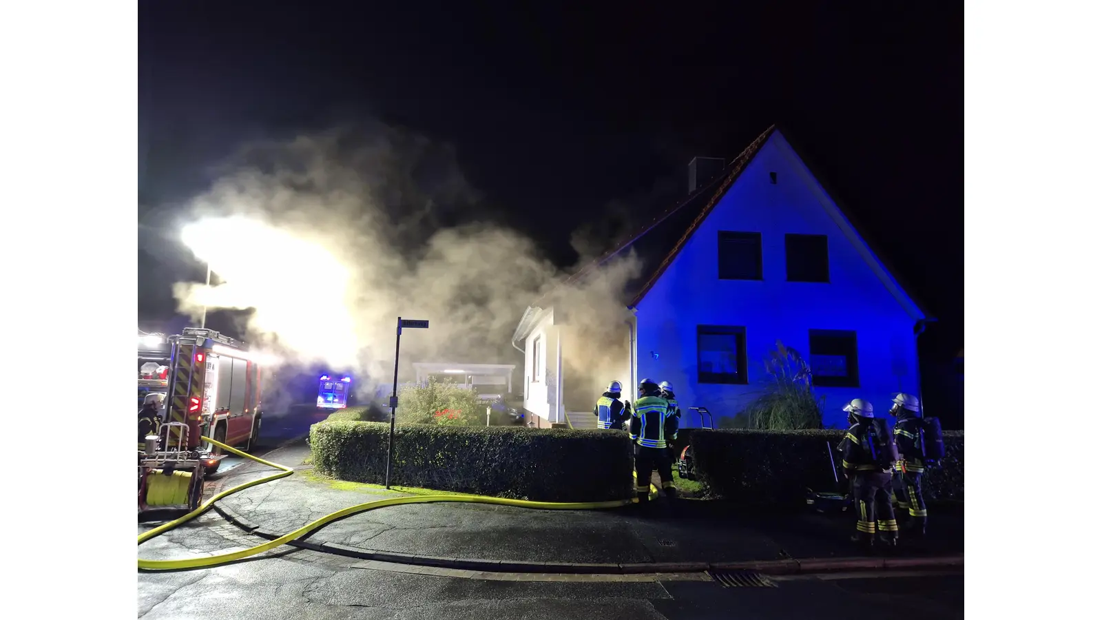 Einsatzkräfte retten Bewohner und Hund. (Foto: Feuerwehr)