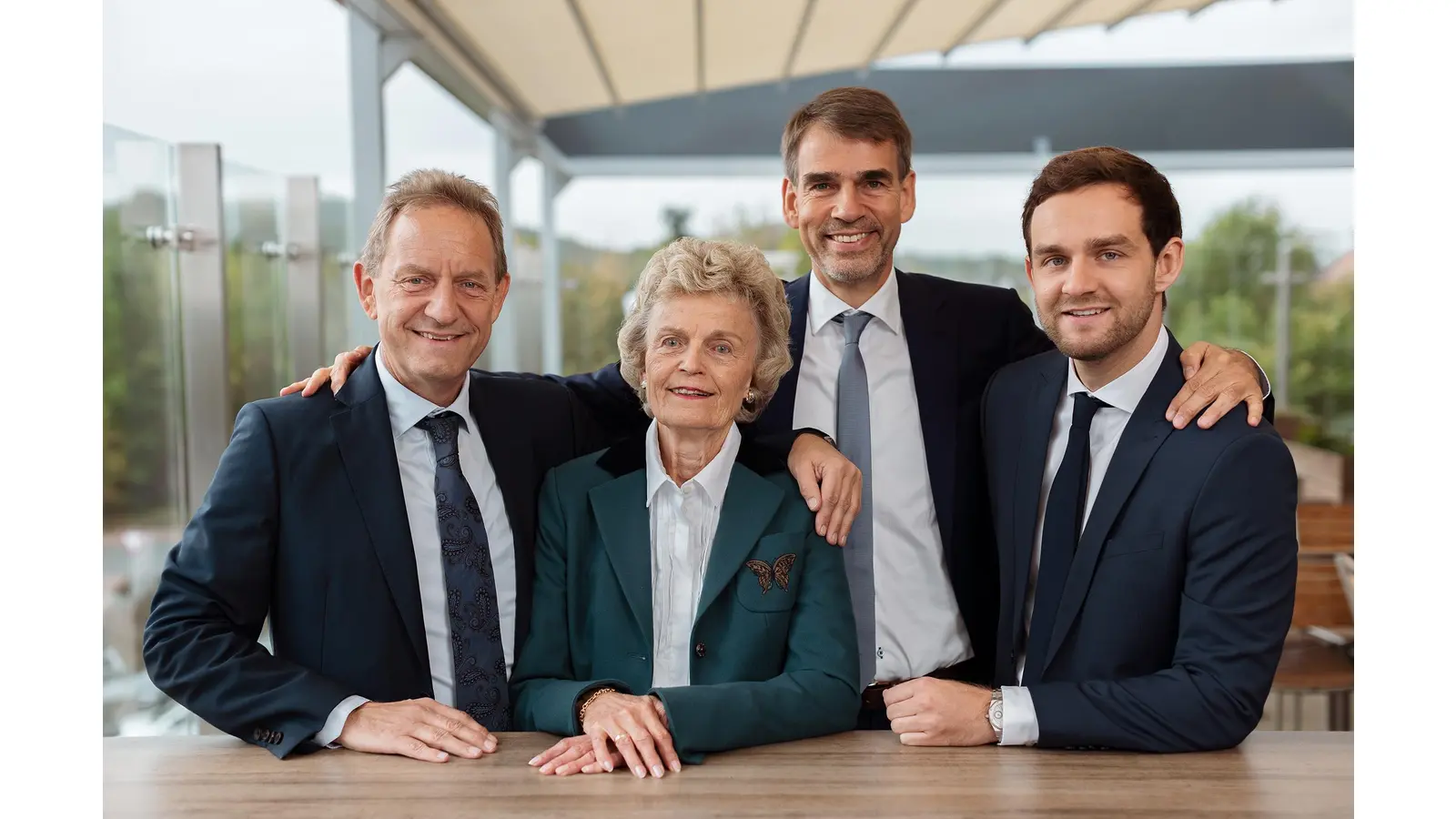 Familie Struckmann: Inge Struckmann mit ihren beiden Söhnen Heiner (l.) und Henning (2.v.r.) und dem Enkelsohn Jonas (r.). (Foto: Jakob Studnar)