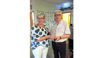 Marion Lathwesen holt den Wanderpokal (Foto: jl)