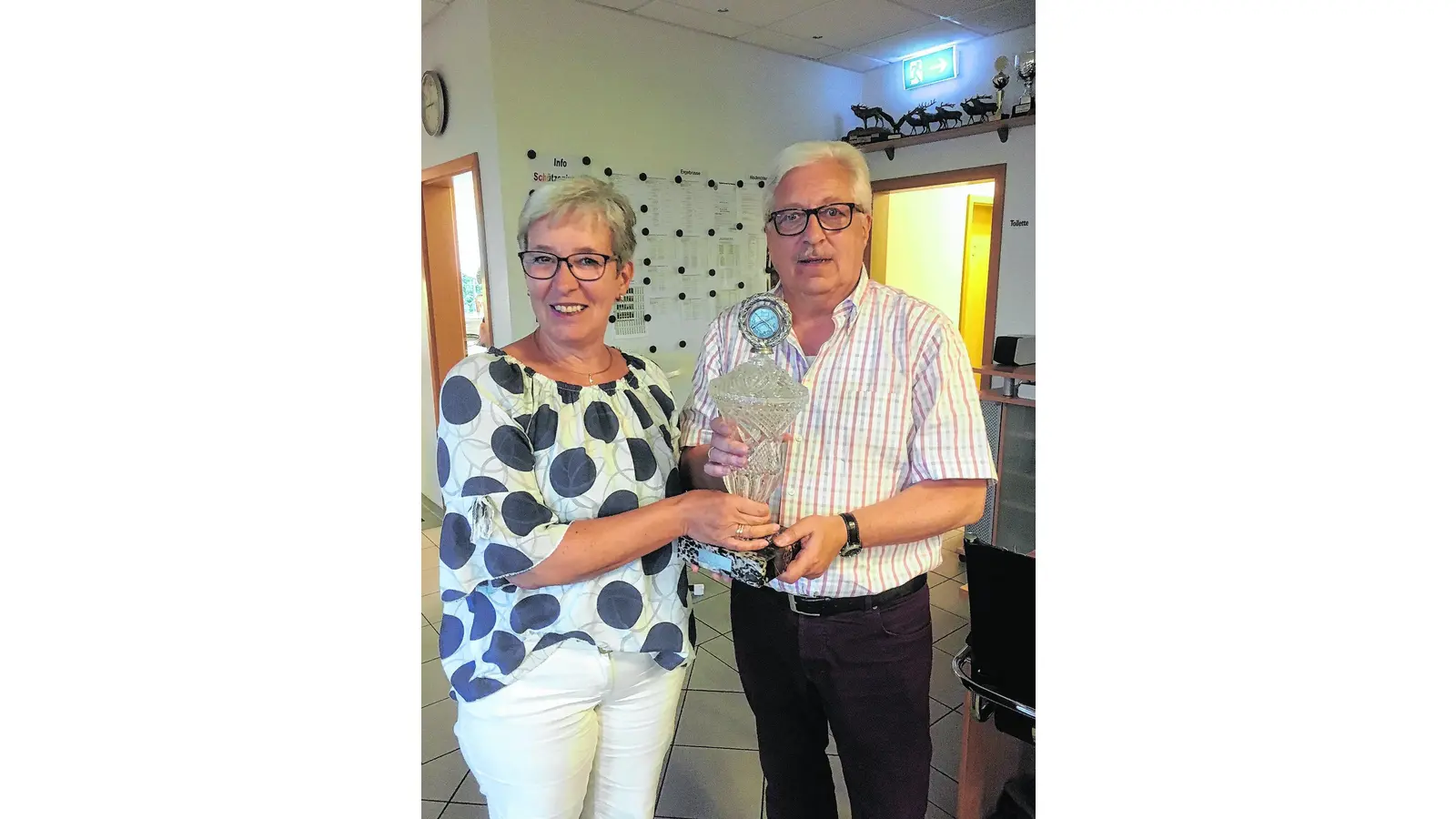 Marion Lathwesen holt den Wanderpokal (Foto: jl)