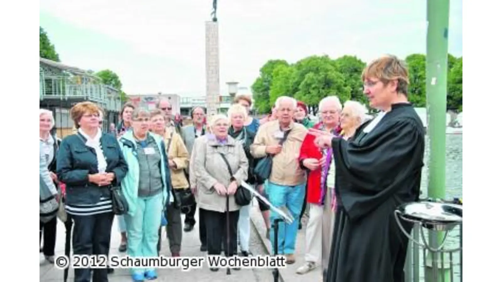 Ein Plaudergottesdienst am See mit den Händen (Foto: red)