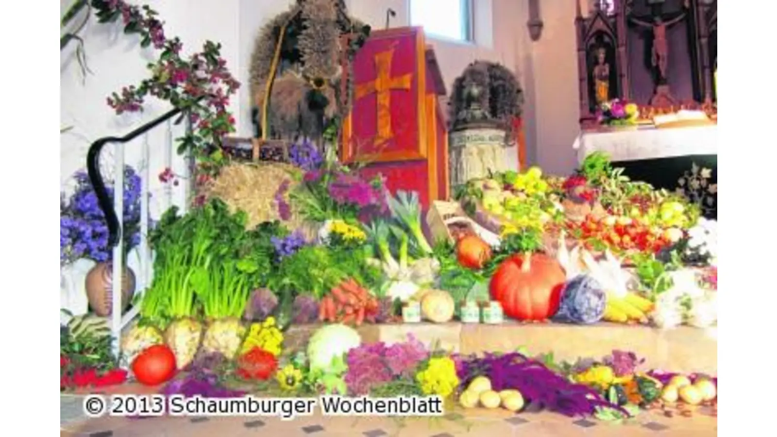 Dorfjugend in Trachten zum Erntedankfest (Foto: em)