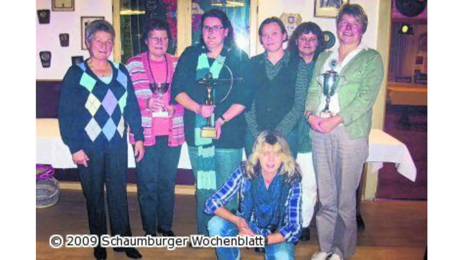 Leicht bekleidete junge Männer bringen das Kreisdamentreffen zum Toben (Foto: red)