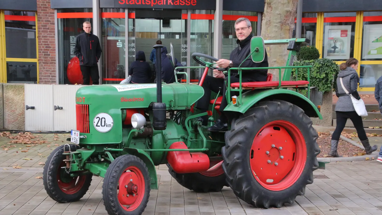 Weiß auch mit einem Oldtimer-Trecker umzugehen: Bischof Dr. Heiner Wilmer drehte 2019 auf dem Marktplatz in Wunstorf ein paar Runden. (Foto: gi)