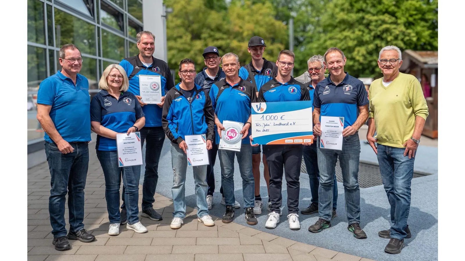 Ausgezeichneter Verein - der TuS Jahn Lindhorst. Ein Teil des Vorstandteam, umrahmt von Jörg Eberding vom Kreissportbund (links) und Bürgermeister Heinrich Widdel (rechts) (Foto: wk)