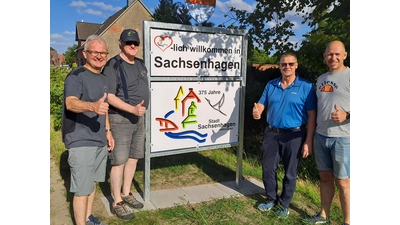 Die Stadtratsmitglieder Markus Heinz (v.l.), Thomas Schmidt, Ralf Hantke u. Sebastian Knoche präsentieren die neuen Begrüßungsschilder der Stadt. (Foto: privat)