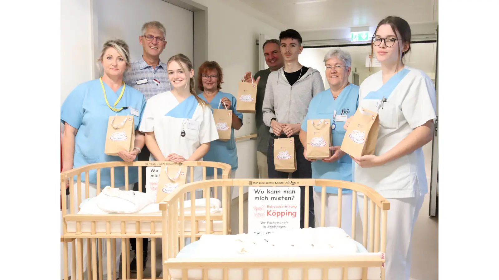 Das Team der Station N 21 freut sich gemeinsam mit Pflegedirektor Jörg Hake (2.v.l.) über die Spende der beiden Beistellbettchen von Thorsten Köpping (5.v.l.). (Foto: AGAPLESION EV. KLINIKUM SCHAUMBURG gGmbH.)