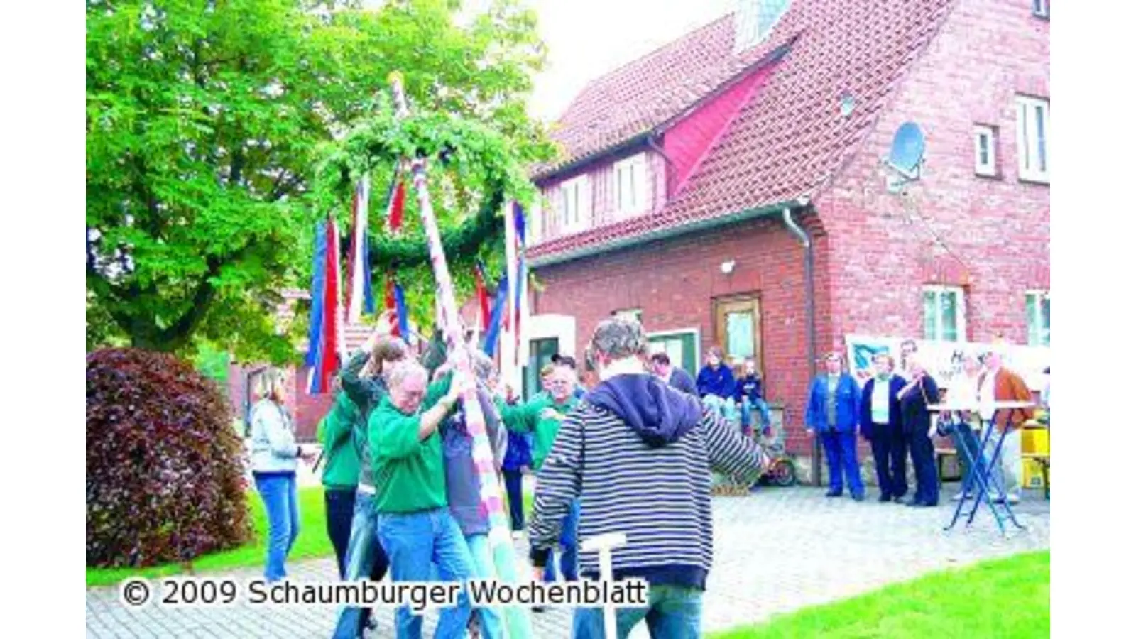 Schützenverein stellt Maibaum auf (Foto: red)