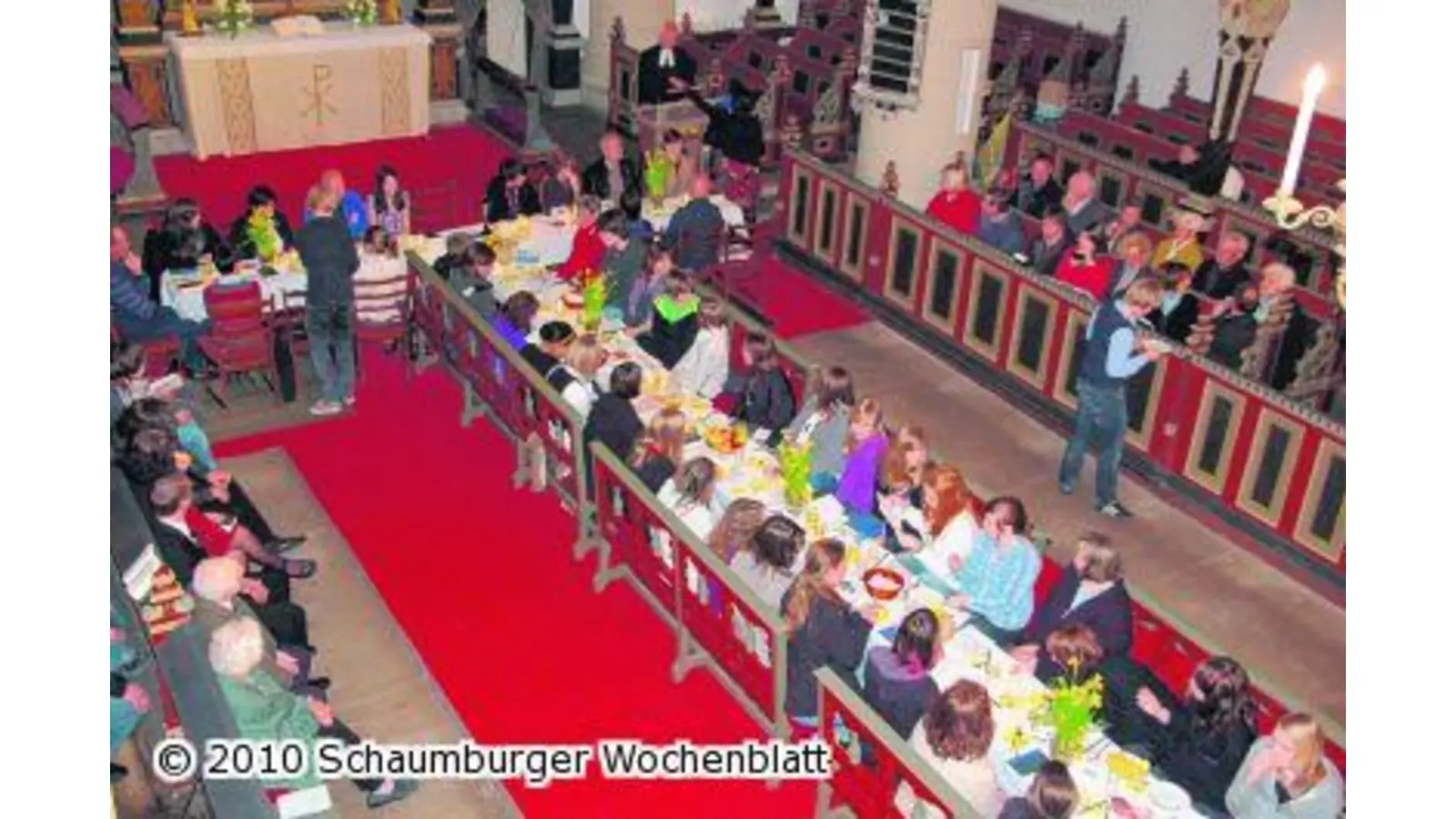 Bückeburger Konfirmanden feiern Agapemahl in Kirche (Foto: em)