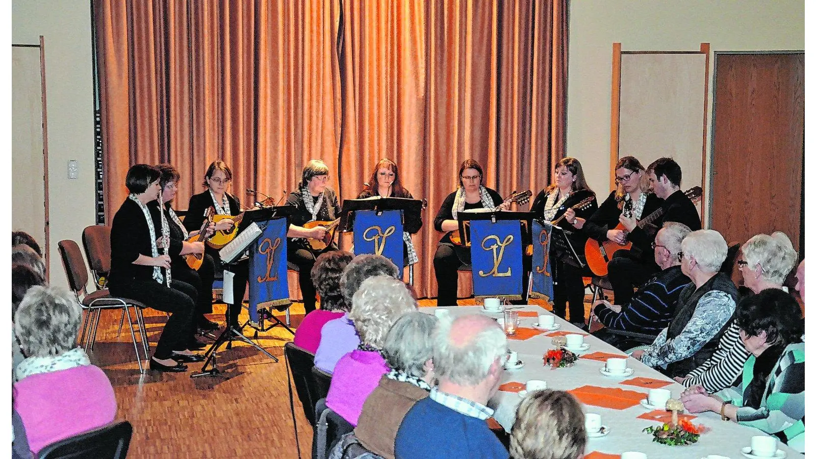 Kaffeetafel mit Musik und Kerzenschein (Foto: bt)
