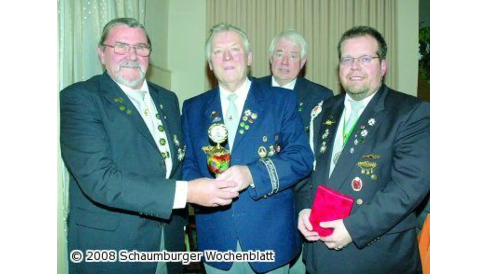 Heinrich Dreier holt den Siegerpokal (Foto: wtz)