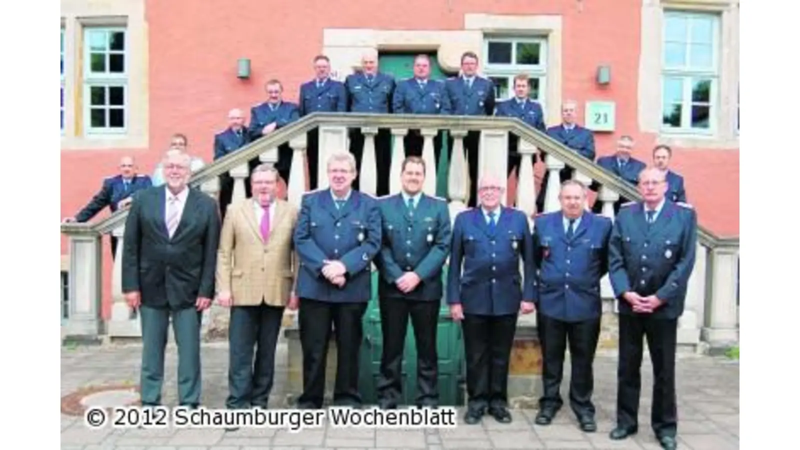 Neue und alte Führungskräfte erhalten Ernennungurkunden (Foto: ste)