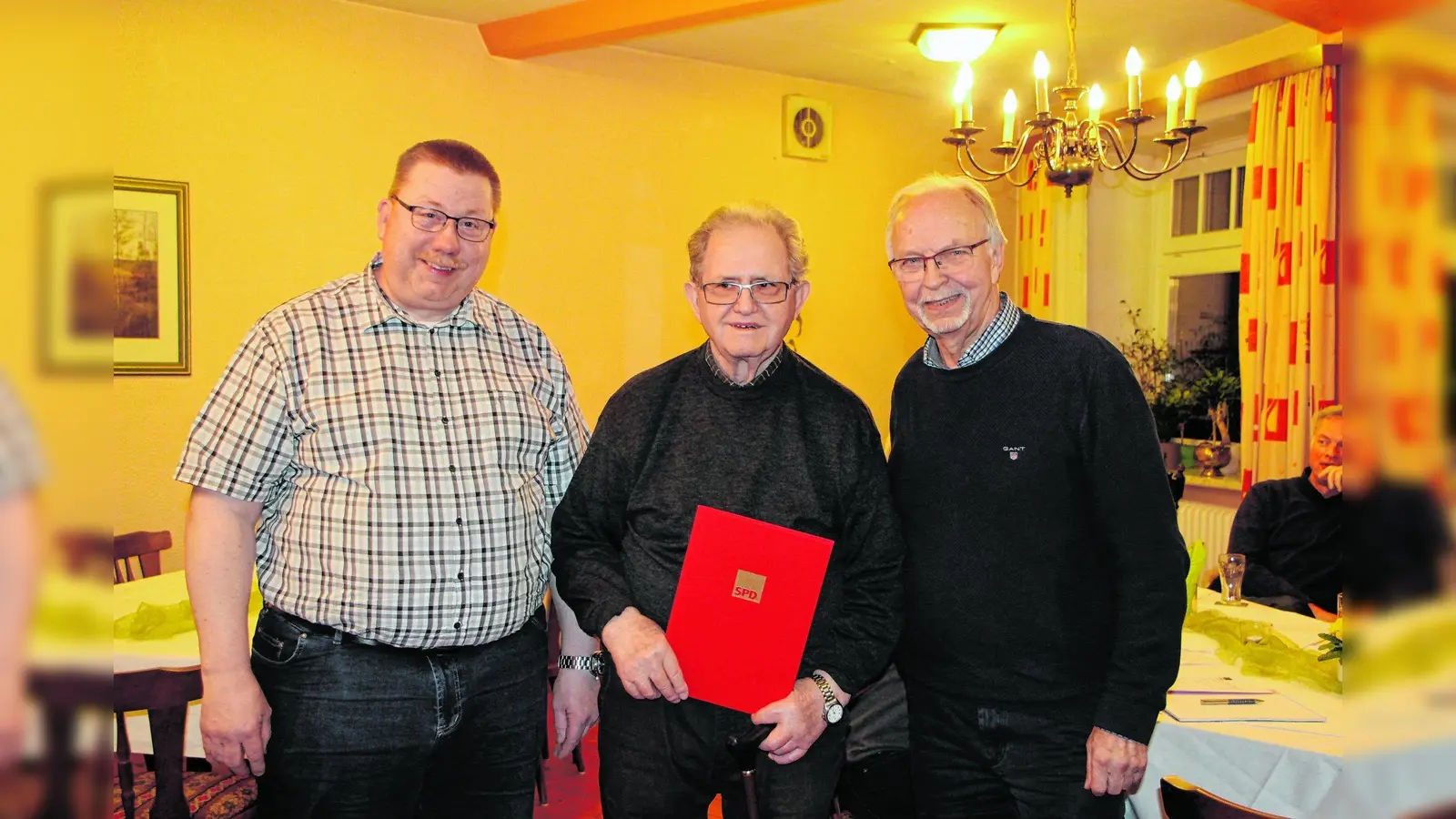 Willi Wilharm wird für 60 Jahre Mitgliedschaft in der SPD geehrt (Foto: red)