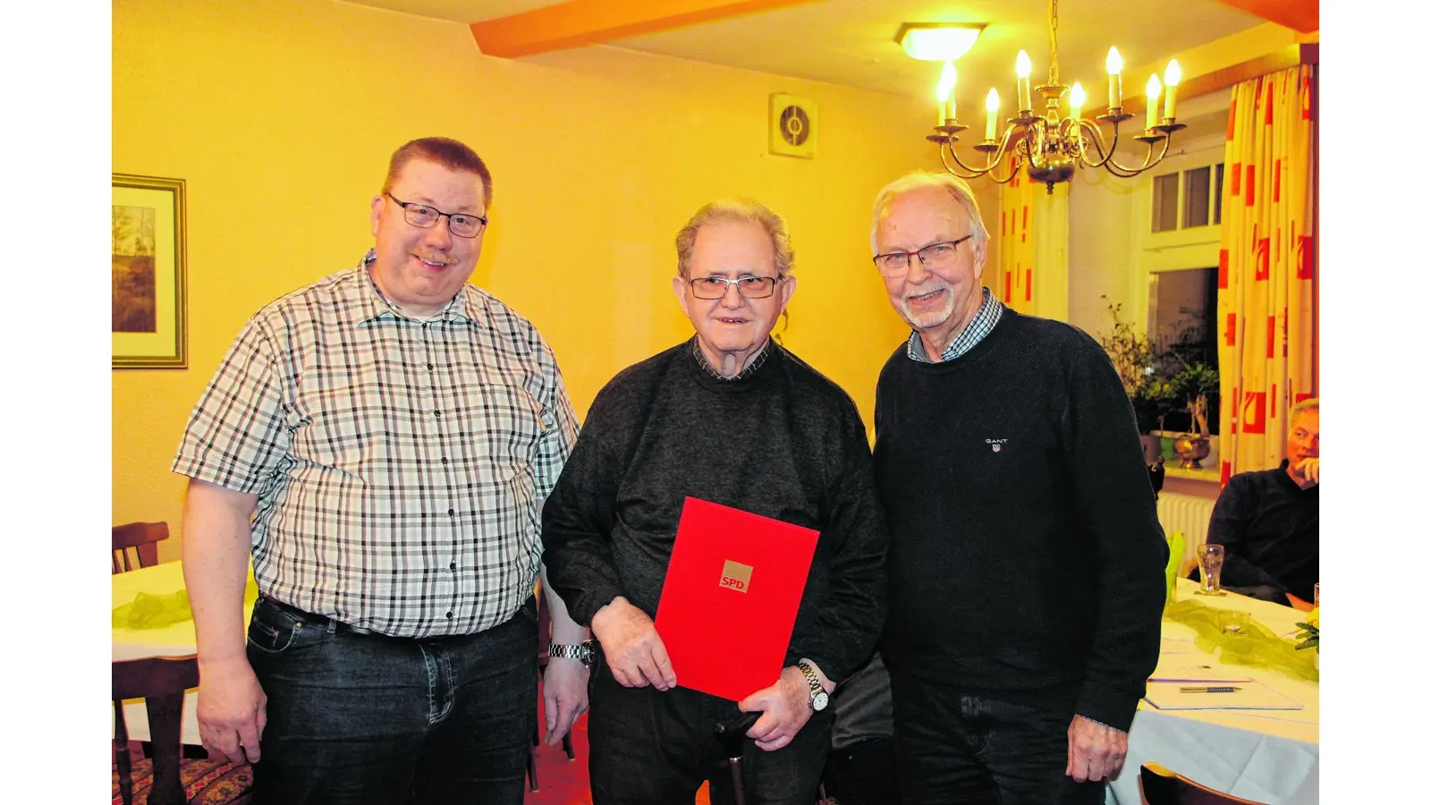 Willi Wilharm wird für 60 Jahre Mitgliedschaft in der SPD geehrt (Foto: red)