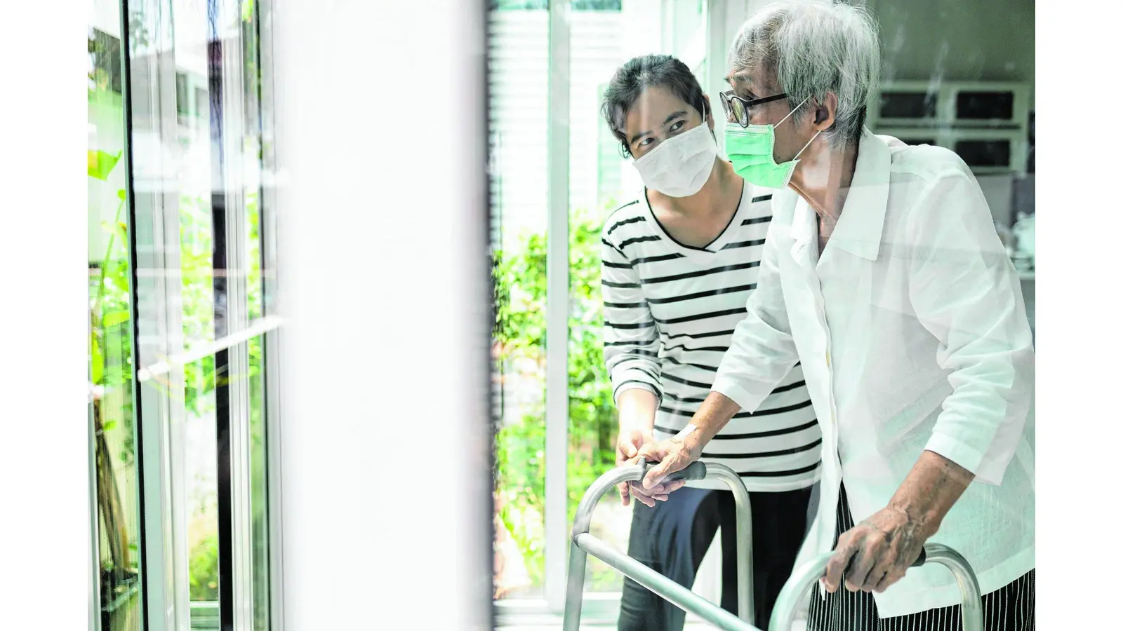 Asian daughter take care of senior mother,elderly woman is looking outside through window feeling bored,depressed,stressed,life depression of old people,stay home during Covid-19,Coronavirus pandemic (Foto: red)