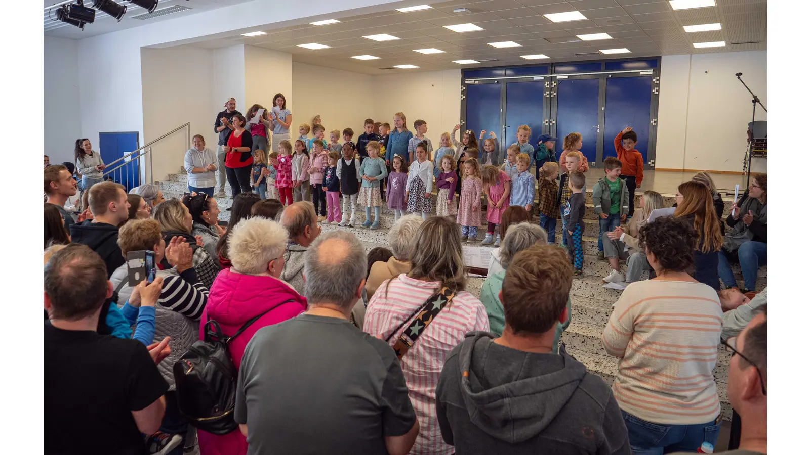 Der Kindergartenchor unter der Leitung von Beata Giemula begeisterte alle (Foto: wk)