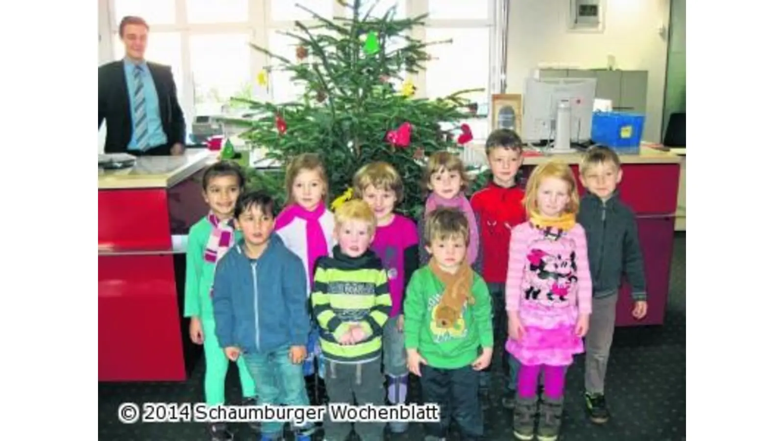 Die Rehrener Kita-Kinder schmücken den Tannenbaum (Foto: us)