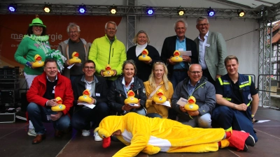 Fröhliche Ortsräte-Siegerehrung mit „Ente“.  (Foto: gi)