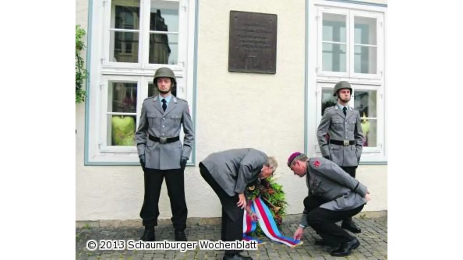 Kranzniederlegung an der Hofapotheke (Foto: red)