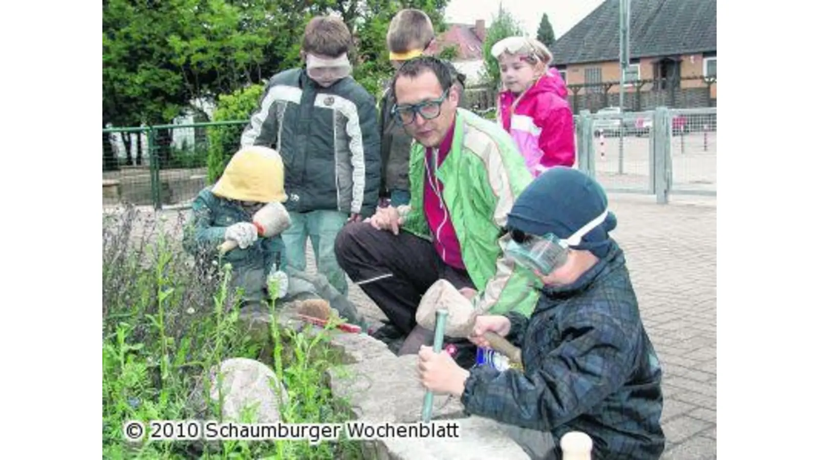 Boote und Schlangen in Stein gemeißelt (Foto: red)