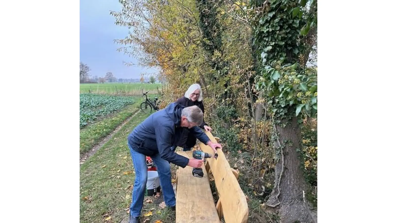 Spender Karl-Wilhelm Bredemeier und Ulrike Koller bringen die Stiftungsplakette an. (Foto: Privat)
