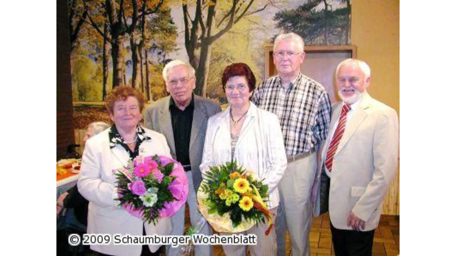 Blumen und Gutscheine zum Abschied überreicht (Foto: red)