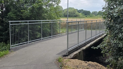 Sanierungsbedürftig: Der Betonbaukörper der Brücke. (Foto: tau)