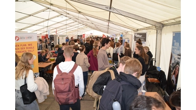 Dicht gedrängt belagerten die Schülerinnen und Schüler die Stände. (Foto: ab)