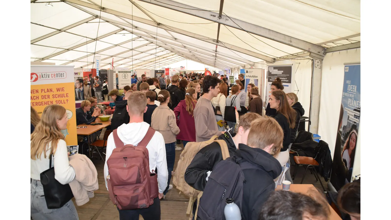 Dicht gedrängt belagerten die Schülerinnen und Schüler die Stände. (Foto: ab)