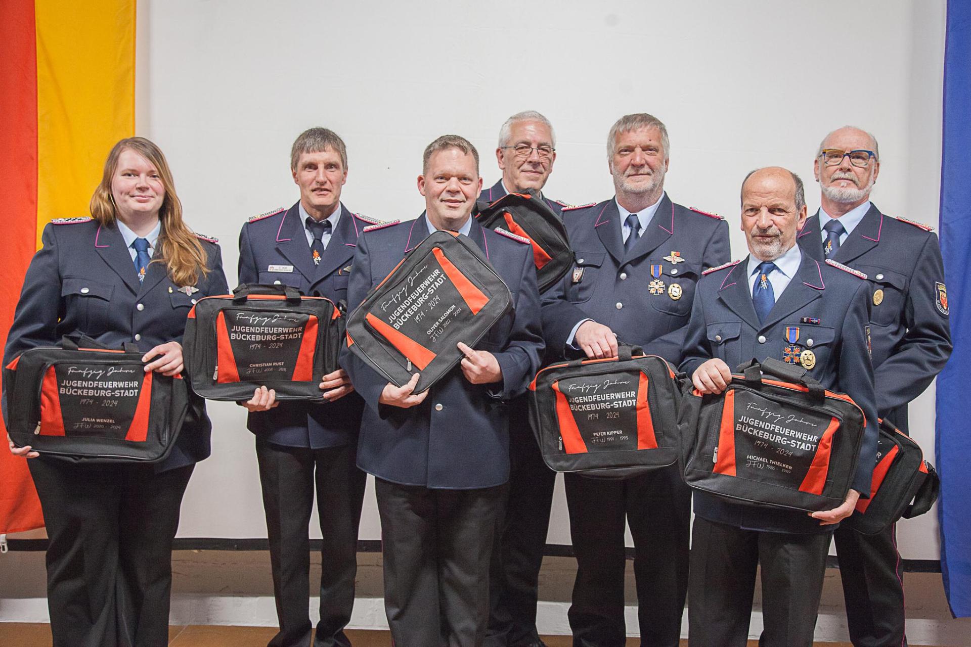 Alle anwesenden ehemaligen Jugendwarte mit einem Geschenk in Anerkennung an ihre Arbeit: Julia Wenzel, Christian Rust, Oliver Salomon, Jürgen Pöhler, Peter Kipper, Michael Thielker und Wolfram Hesseling. (Foto: Timo Kelichhaus)