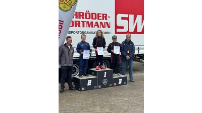 Die SMC-Fahrer Henry Rinne und Milan Gebhardt werden für Platz eins und drei der K1 in der Meisterschaft ausgezeichnet. (Foto: privat)