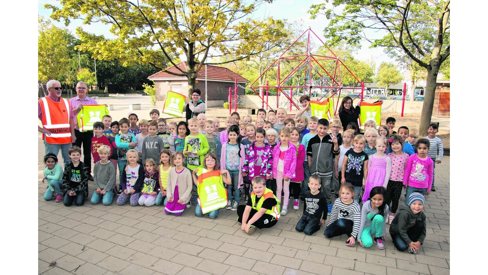 Sicherheitswesten für die ersten Klassen (Foto: gi)