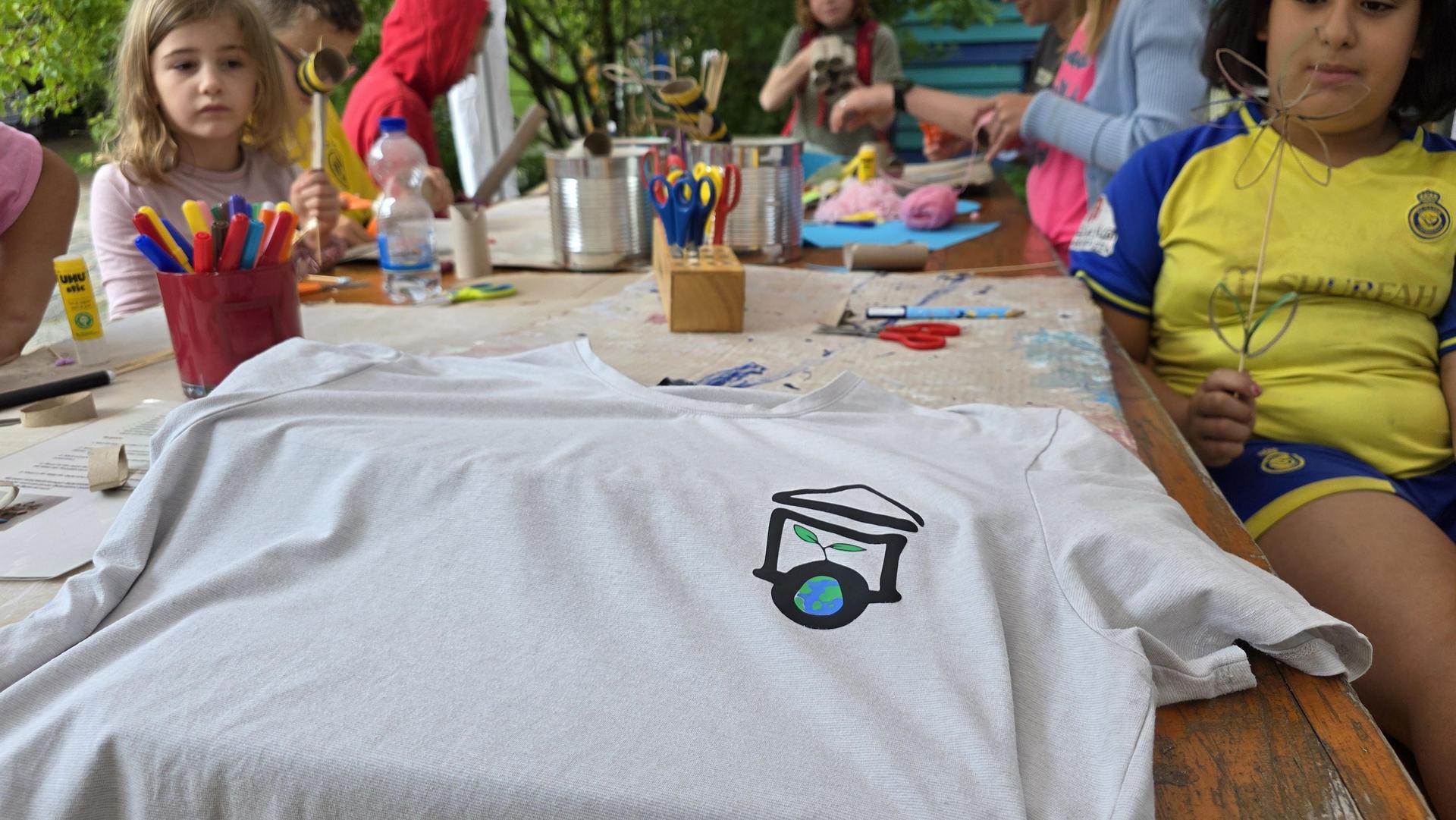 Auch die Plotterie macht aus alt neu: Hier bekommen alte T-Shirts ein neues Design mit dem Logo von Ökotopia. (Foto: tau)