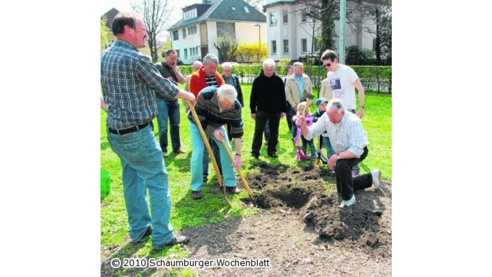 Rottbrüder pflanzen Eichen am Westwall (Foto: wtz)